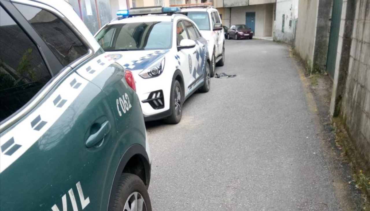 El dispositivo movilizado a causa del incendio en un piso de la Rúa Carlos Montenegro incluyó a patrulla de la Guiardia Civil y de Policía Local, así como a la agrupación de voluntarios de Protección Civil de A Pobra