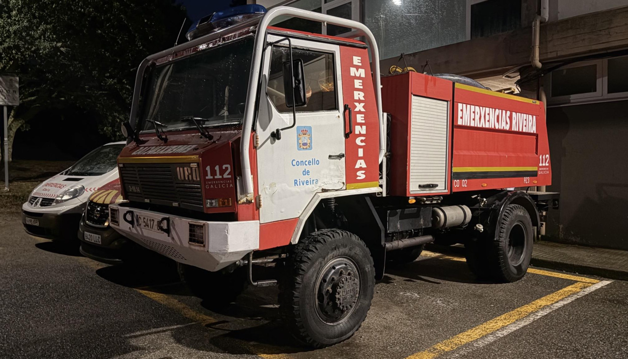 El camión motobomba del servicio municipal de emergencias de Ribeira fue movilizado para la extinción del incendio en un terreno entre O Vilar y Vixán