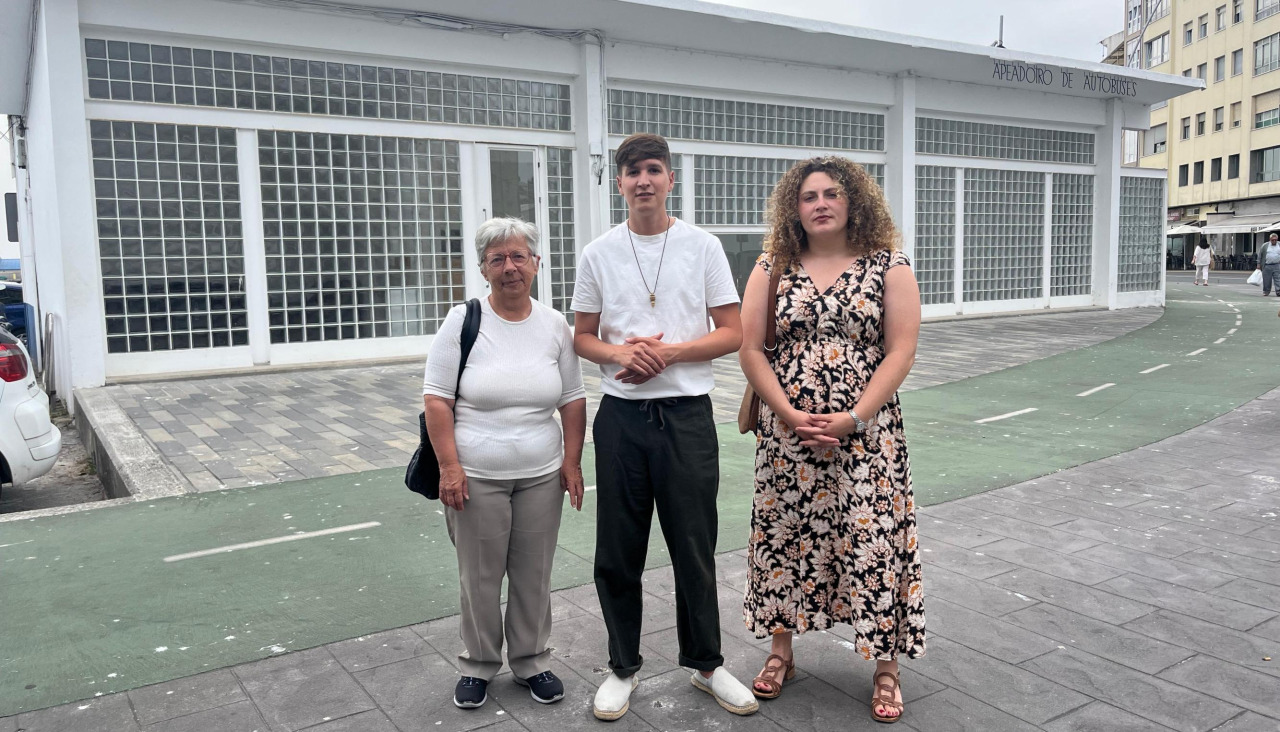 Luis Pérez, acompañado de las edilas Cruz Rivadulla y Antía Alberte, presentó una inicativa relativa al edificio de la parada central de autobuses de Ribeira