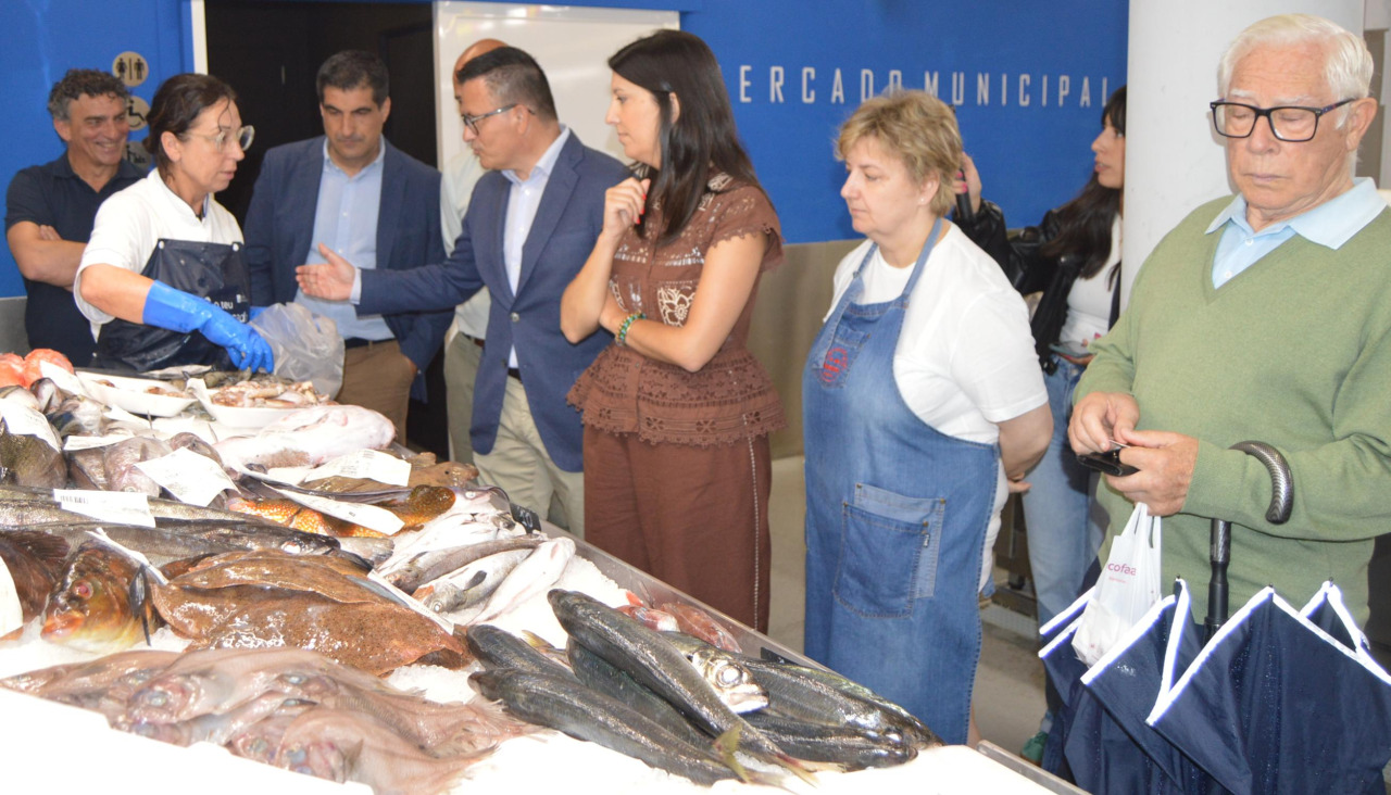 José González aprovechó su visita al mercado municipal ribeirense para comprar algunos de los productos que ofertaban sus vendedores