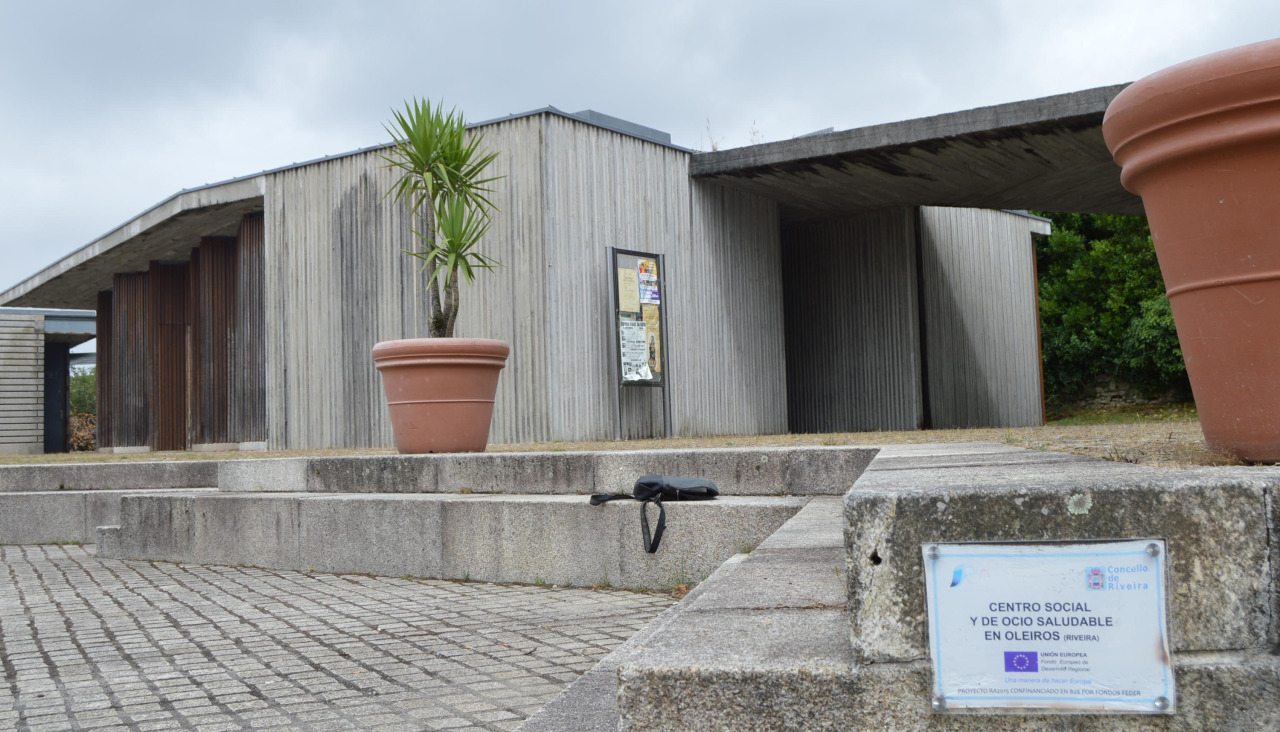 Francisco Suárez-Puerta indica que el edificio “ofrece unha imaxe de abandono impropia dun equipamento público ao servizo da veciñanza da parroquia”