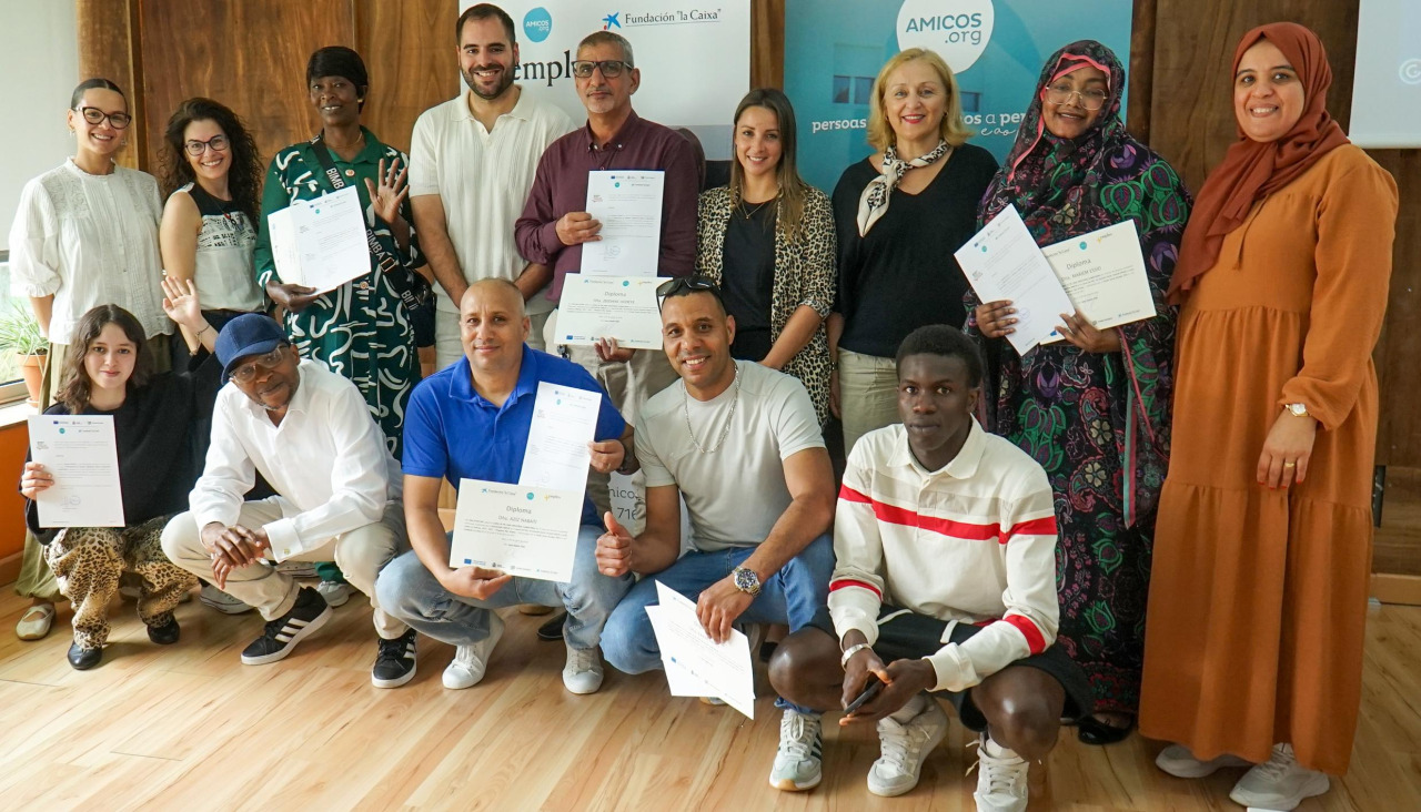 Una decena de personas migrantes completaron su formación en riesgos laborales gracias a una acción formativa impulsada por Amicos