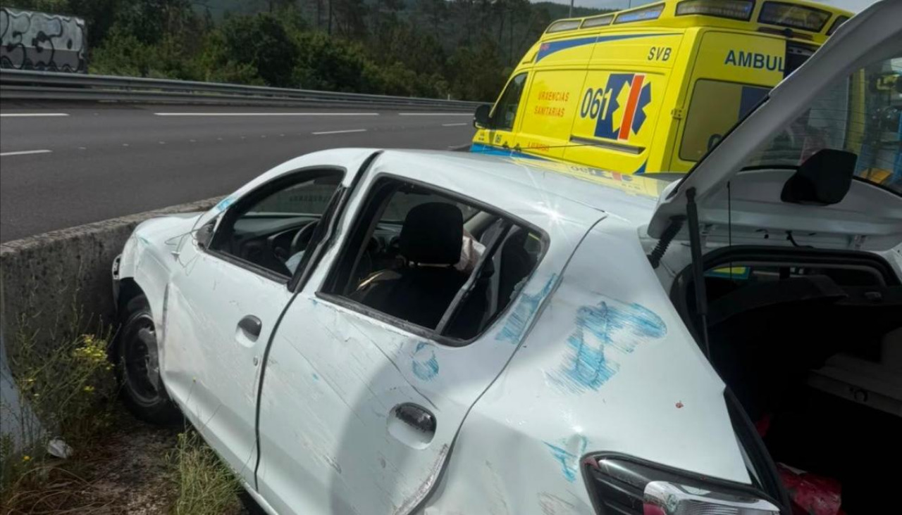 Una ambulancia asistencial del 061 que pasaba por el lugar del siniestro se detuvo a auxiliar a las víctimas, y trasladó a un hospital a la mujer que se creía que presentaba un estado más grave