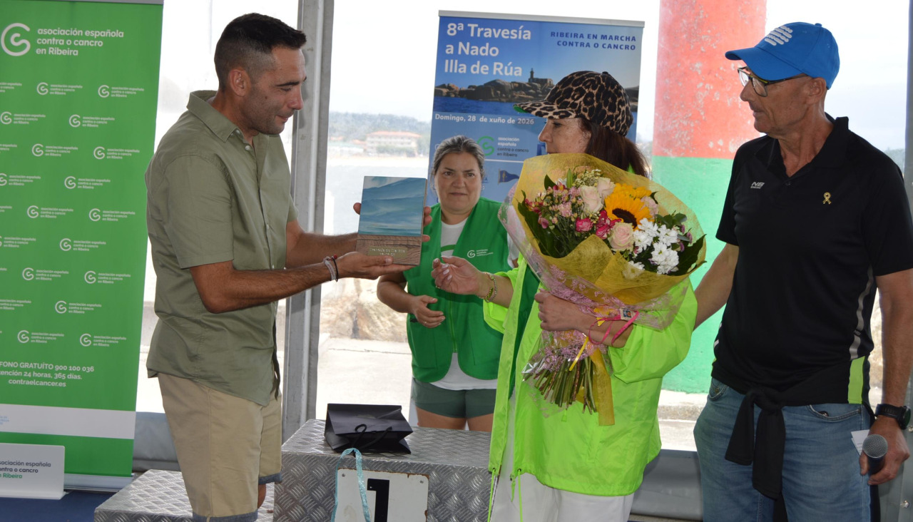 María José Carreira recibió un ramo de flores y una placa en su adiós a la presidencia de la junta local de Ribeira de la AECC