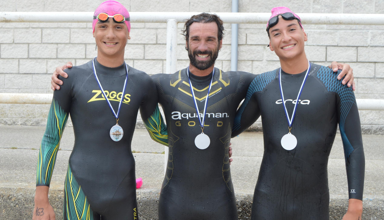 David Antonio Emilian Bacaoanu, Álvaro Gómez Cardesín y Héctor Collazo de Morais quedaron segundo, primero y tercero en la categoría masculina de la travesía a nado