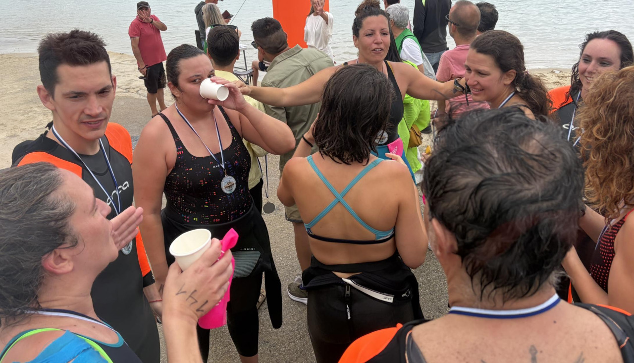 La camaradería fue la nota predominante entre los participantes en la travesía a nado
