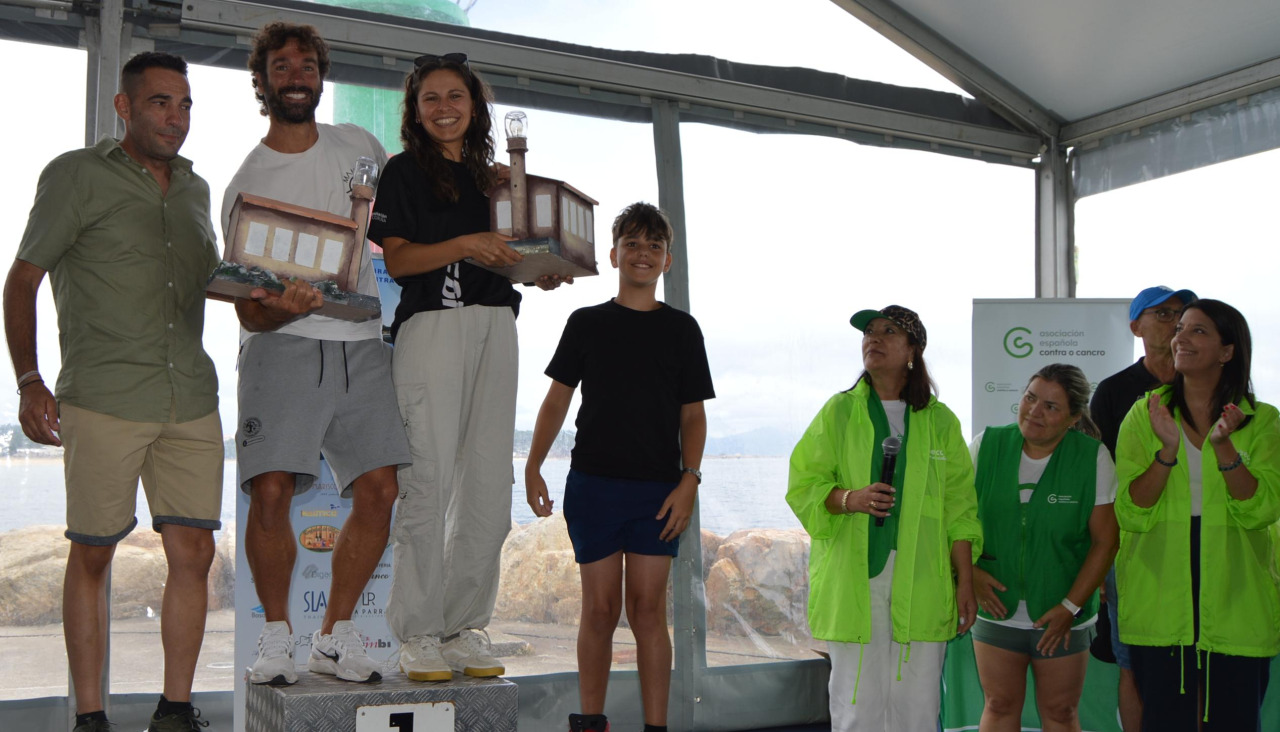 Álvaro Gómez Cardesín, del Club Natación Coruña, y Rosalía García Míguez, del Club Natación Cidade de Santiago, recibieron la reproducciones del faro de Rúa que realizó Abraham Benítez