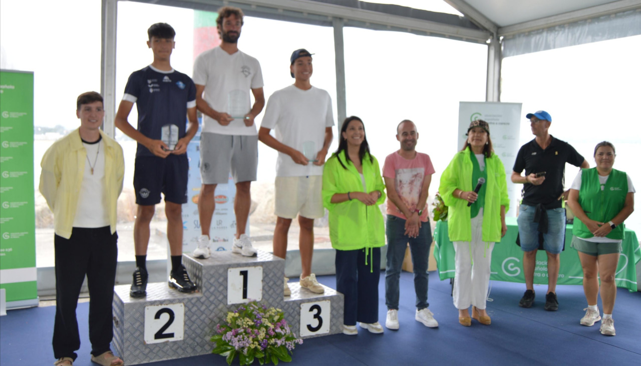 David Antonio Emilian Bacaoanu, Álvaro Gómez Cardesín y Héctor Collazo de Morais quedaron segundo, primero y tercero en la 8ª Travesía a Nado Illa de Rúa