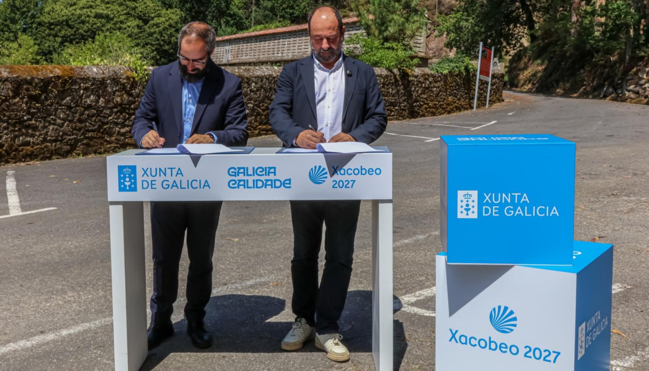 Julián Bustelo y Xosé Merelles suscribieron este mediodía un acuerdo de colaboración