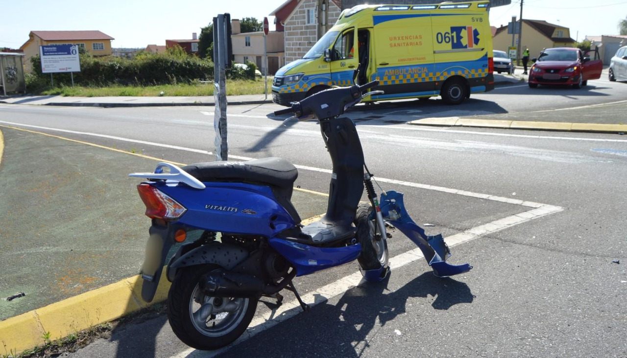 La colisión entre una moto y un coche se registró a media tarde en la rotonda del cruce de O Vilar, en la parroquia ribeirense de Carreira