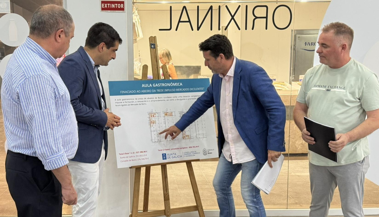 El alcalde de Boiro, José Ramón Romero, y el concejal de Comercio, Formación e Emprego, Roberto Lojo, presentaron el proyecto junto el director xeral de Comercio, Gabriel Alén, y el portavoz del grupo municipal del PP, Fernando García Diéguez