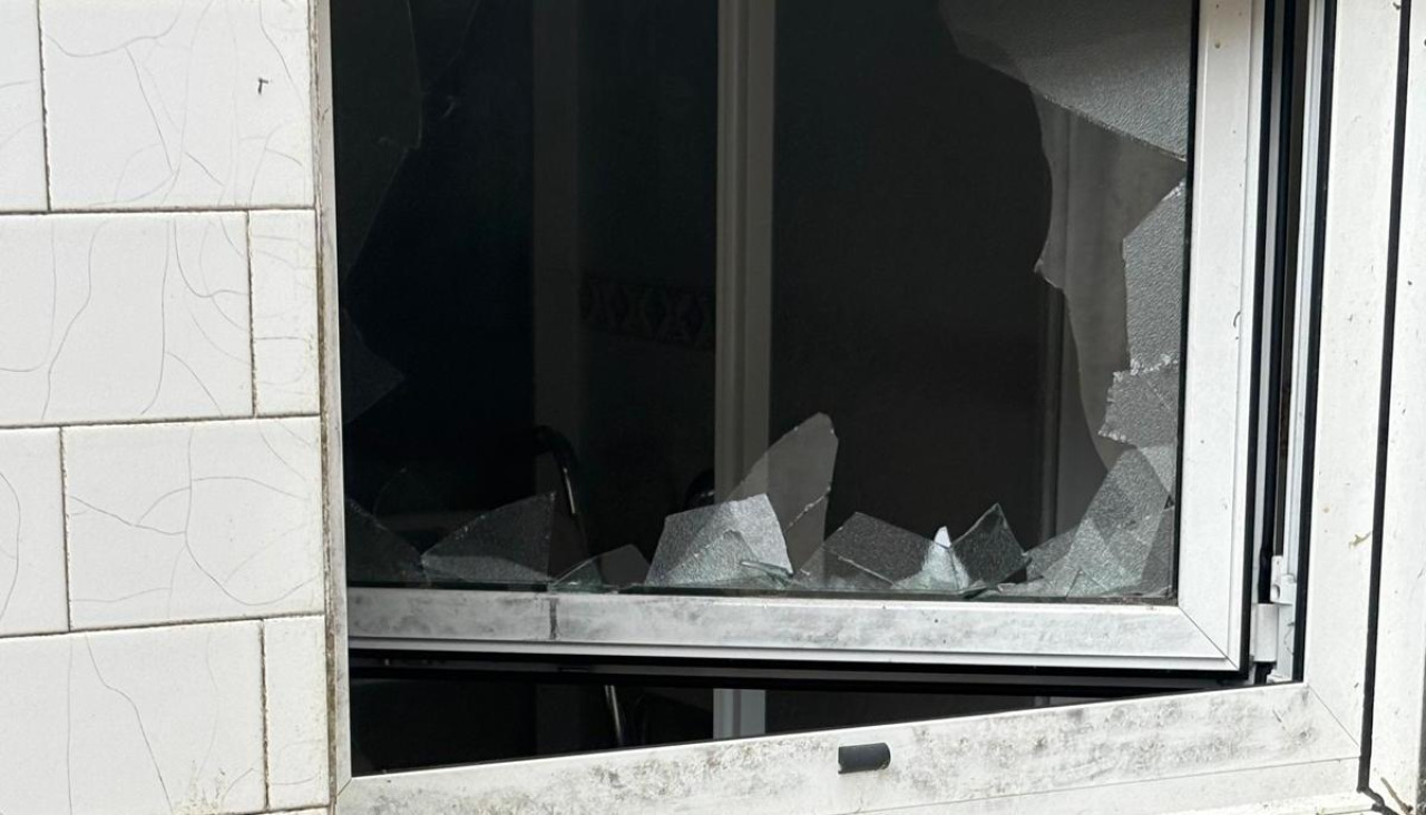 El cristal de una ventana de la casa apareció roto y en el interior de la misma echaron en falta un televisor plano y 20 kilos de pulpo congelado