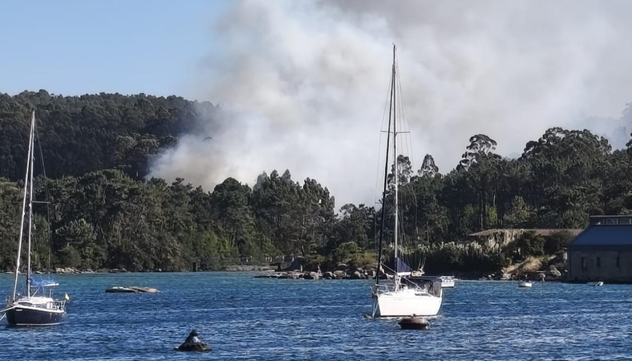 Equipos de emergencia trabajando en la extinción del incendio en O Grove