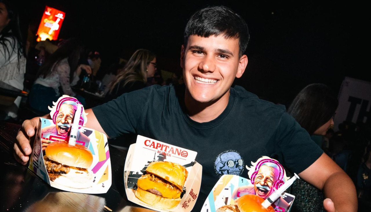 Asistentes a la feria de hamburguesas en otra ubicación