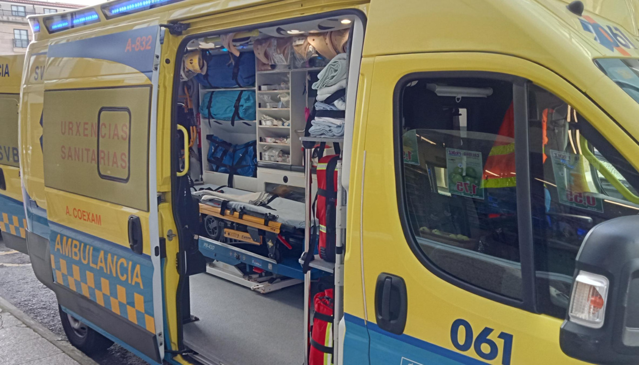 Una ambulancia del 061 trasladó a la víctima hasta el servicio de Urxencias del hospital comarcal