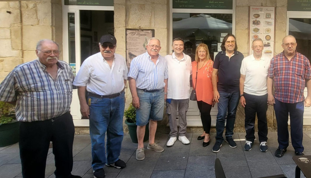 El periplo de la delegación bonaerense en Galicia incluyó una parada en la villa rianxeira, donde fue recibido por la asociación etnográfica que lleva el nombre de su hijo más ilustre