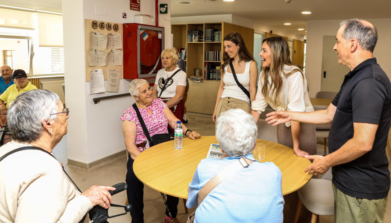 Fabiola García com,partió unos momentos con usuarios de la residencias de mayores pobrense