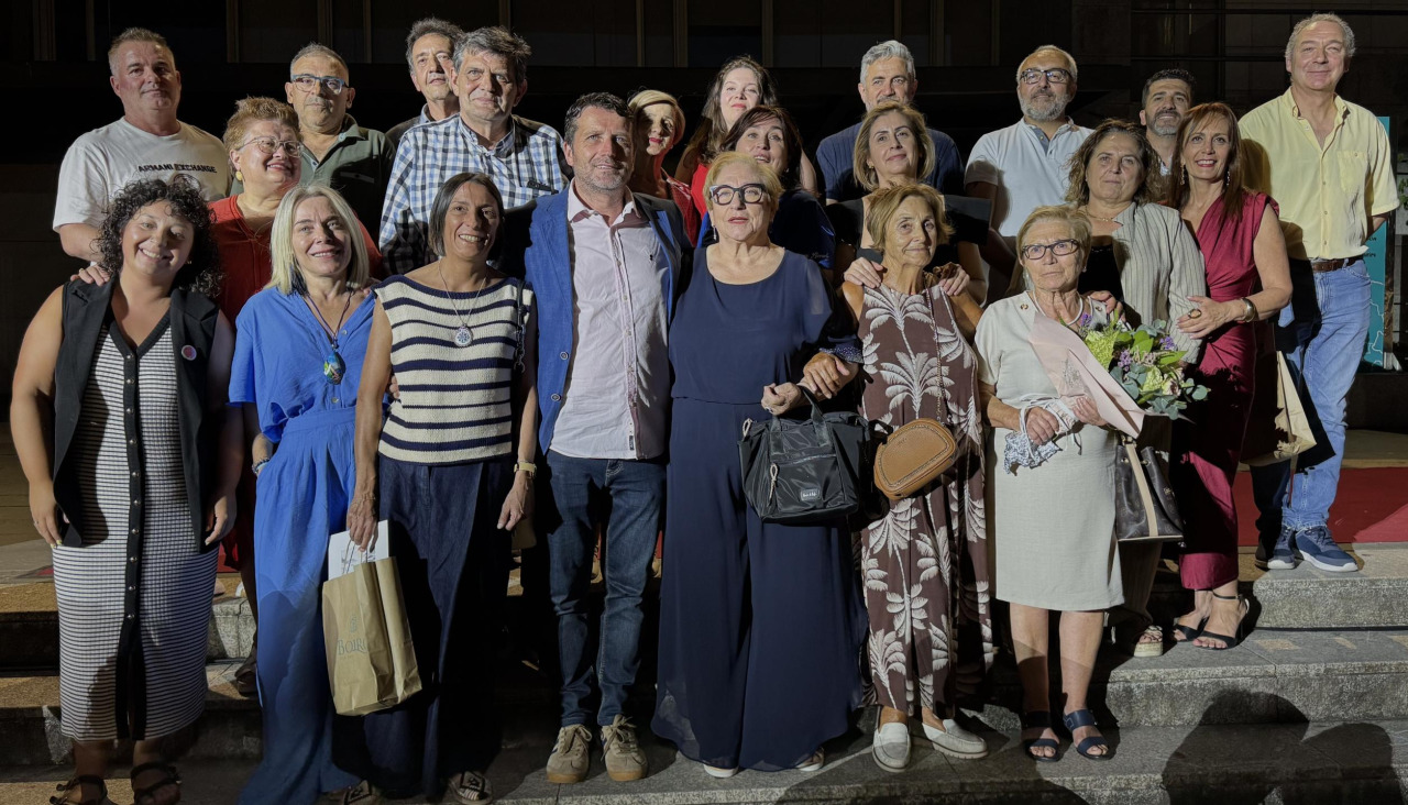 Participantes en la lectura del pregón de las Festas do Verán de Boiro inmortalizaron el momento haciéndose una foto de grupo