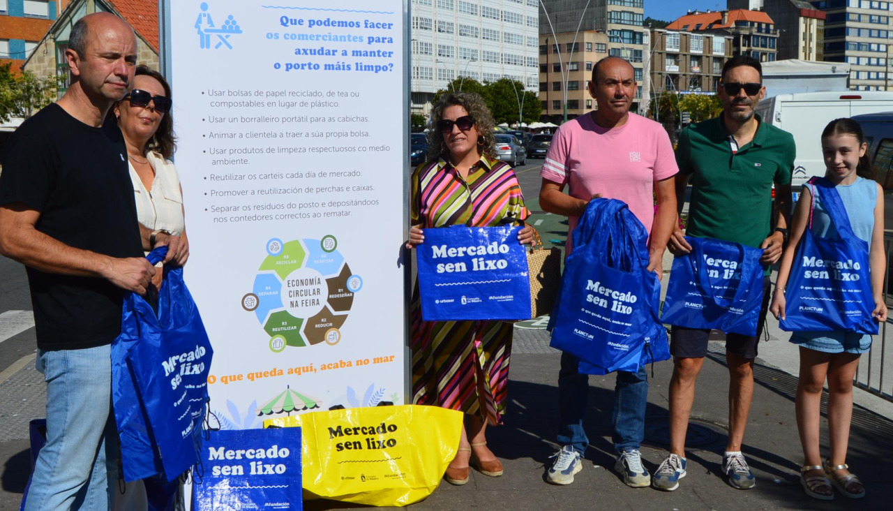 Varios tótems repartidos por el entorno del mercadillo ambulante de Ribeira incluyen algunas recomendaciones para evitar la generación de gran cantidad de residuos que luego pueden ir a parar al mar