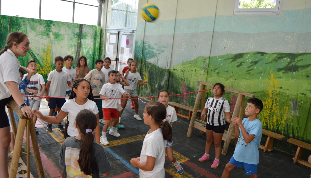 Las actividades de conciliación programadas desde los Servicios Sociales Comunitarios, como las que se llevan a cabo este verano en el marco del programa Ribeira Concilia, tienen su centro de operaciones en una parte de las instalaciones del colegio ‘O Grupo’, e incluyen juegos, deporte y tiempo para la merienda, entre otras actividades, e incluso se realizarán salidas a varios espacios