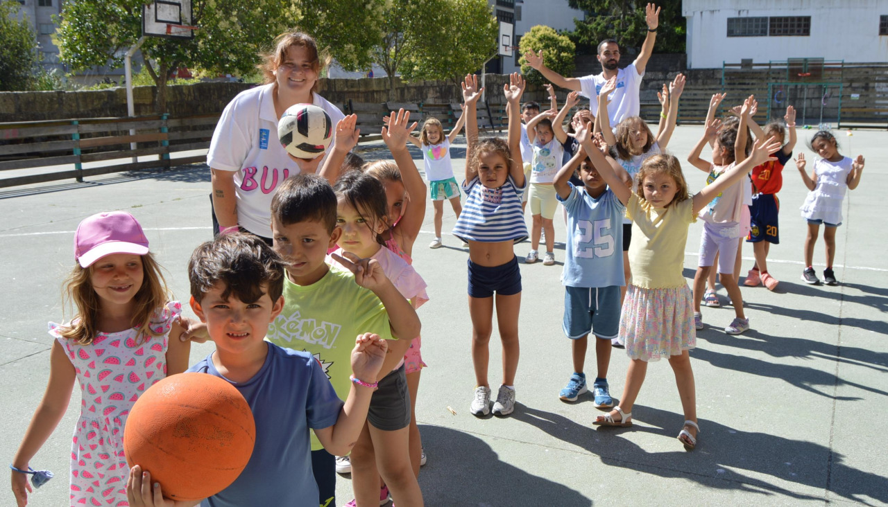 Las actividades de conciliación programadas desde los Servicios Sociales Comunitarios, como las que se llevan a cabo este verano en el marco del programa Ribeira Concilia, tienen su centro de operaciones en una parte de las instalaciones del colegio ‘O Grupo’, e incluyen juegos, deporte y tiempo para la merienda, entre otras actividades, e incluso se realizarán salidas a varios espacios