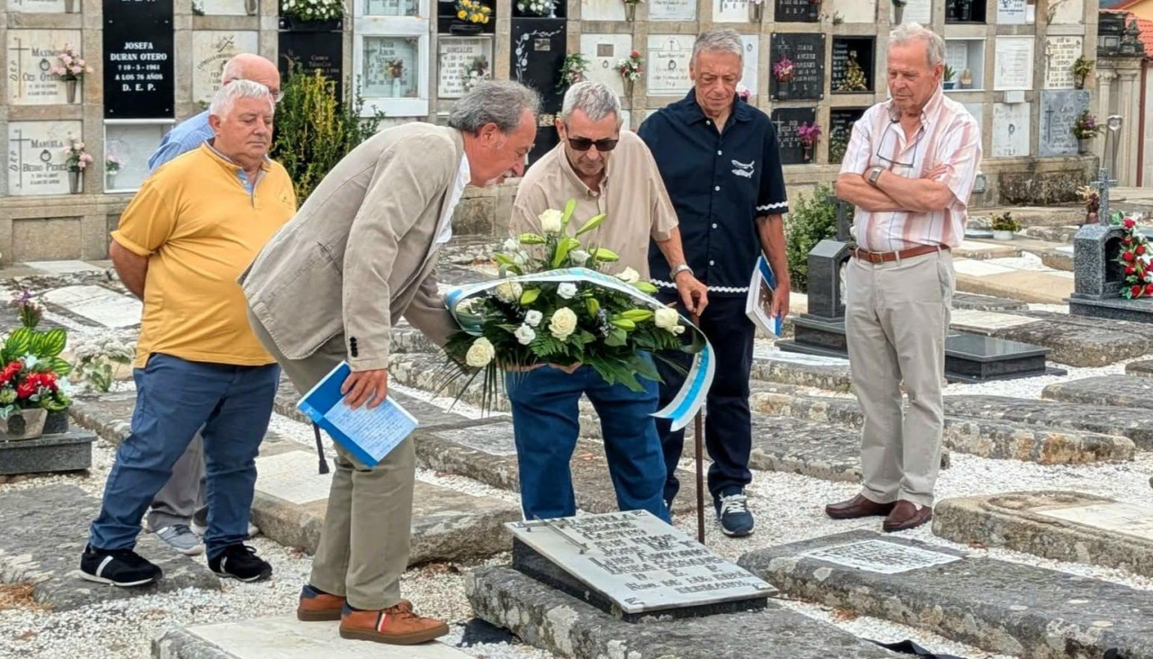 El acto en homenaje a Brea Segade incluyó una ofrenda floral ante la tumba en la que está enterrado en el cementerio parroquial de Taragoña