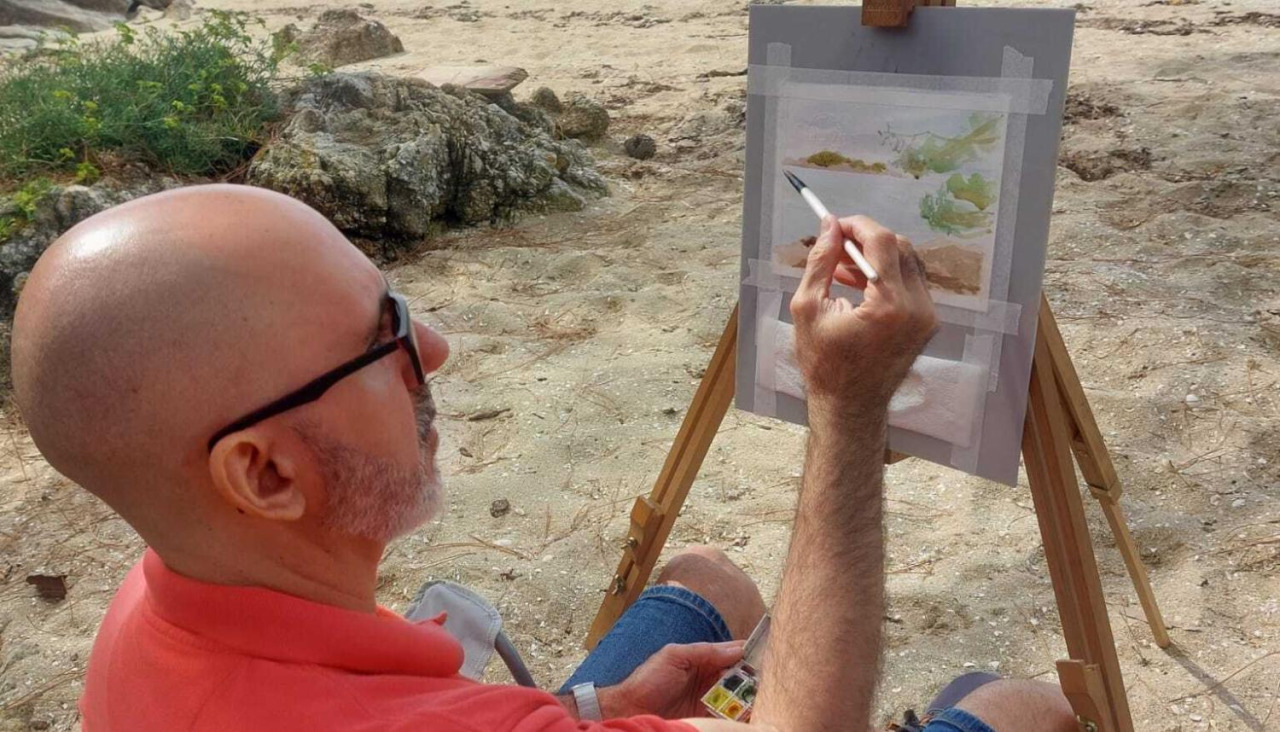 El artista Mario Trujillo haciendo su obra