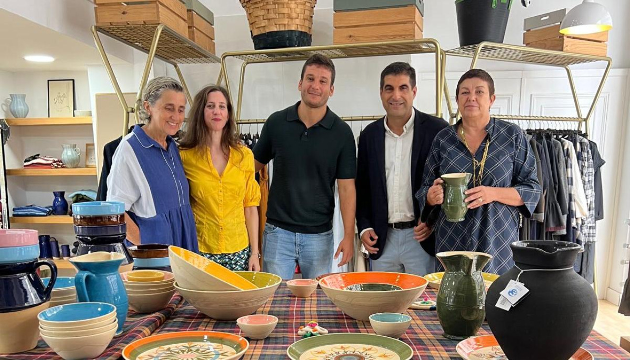 El director general de Comercio y Consumo de la Xunta, Gabriel Alén, y la gerente de la Fundación Artesanía de Galicia, Elena Fabeiro, durante su visita a la tienda