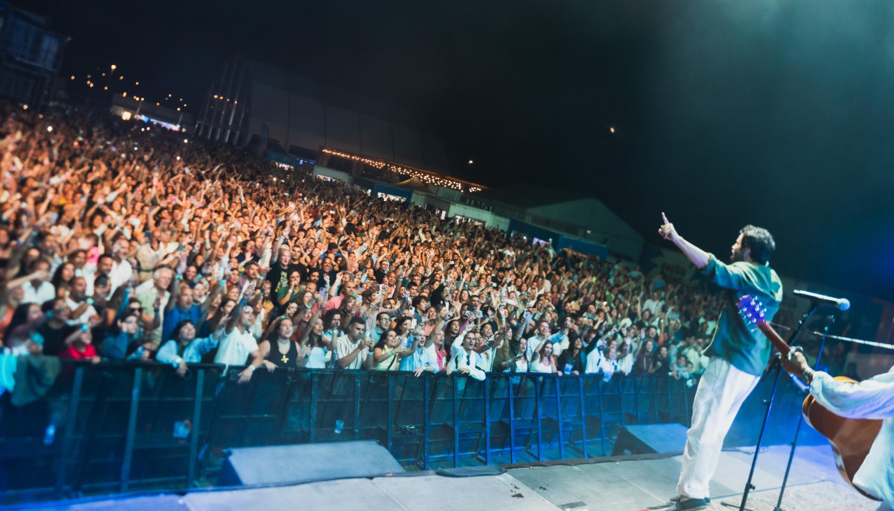 El cantante Willy Bárcenas interactuando con el público