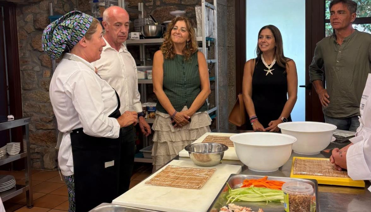 las autoridades, durante la visita de esta semana a las instalaciones del pazo, donde también está el taller hostelero