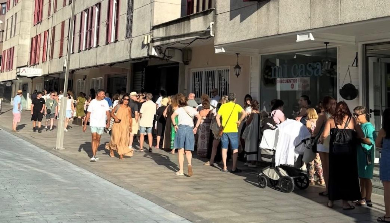 La cola para asistir a la firma de Sonsoles Ónega