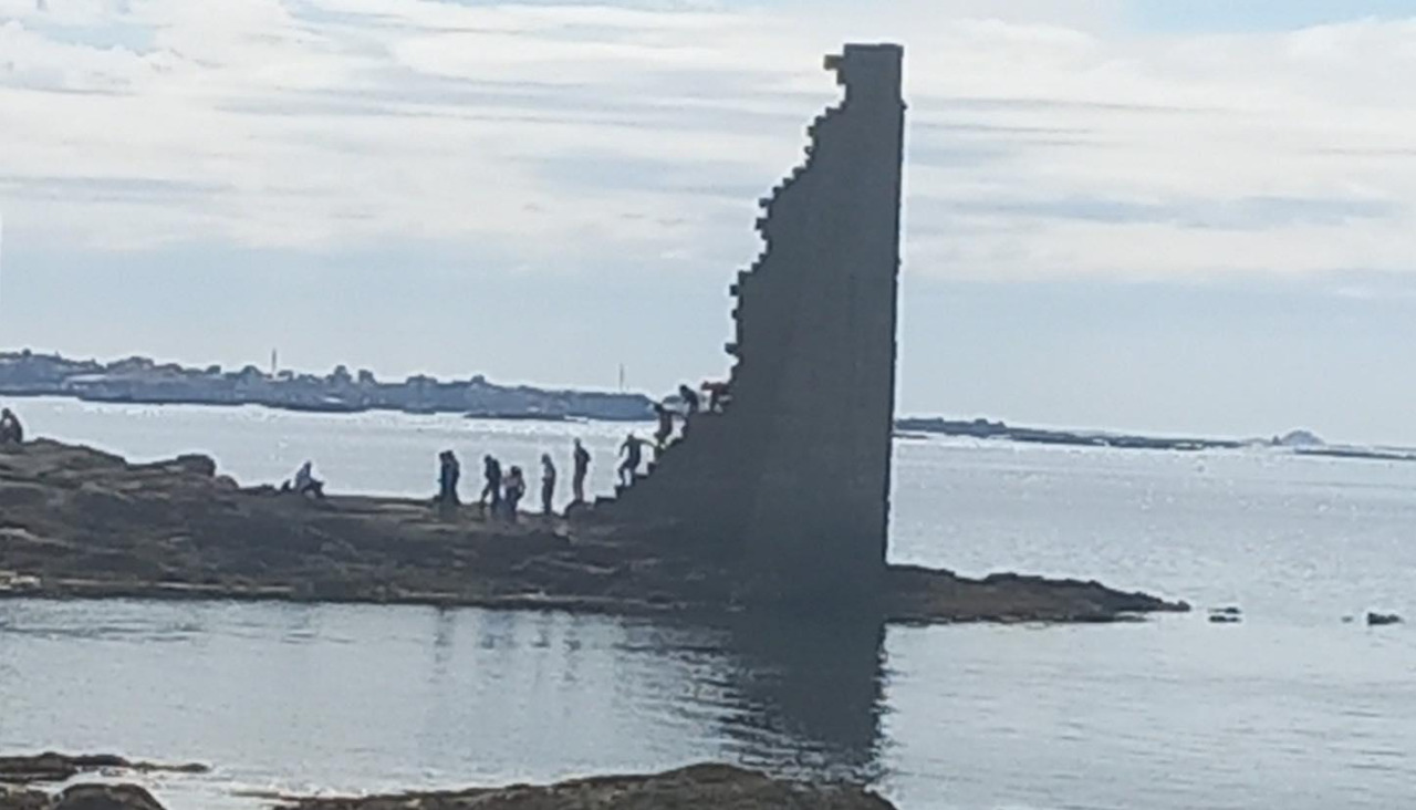 Turistas escalando la Torre de San Sadurniño