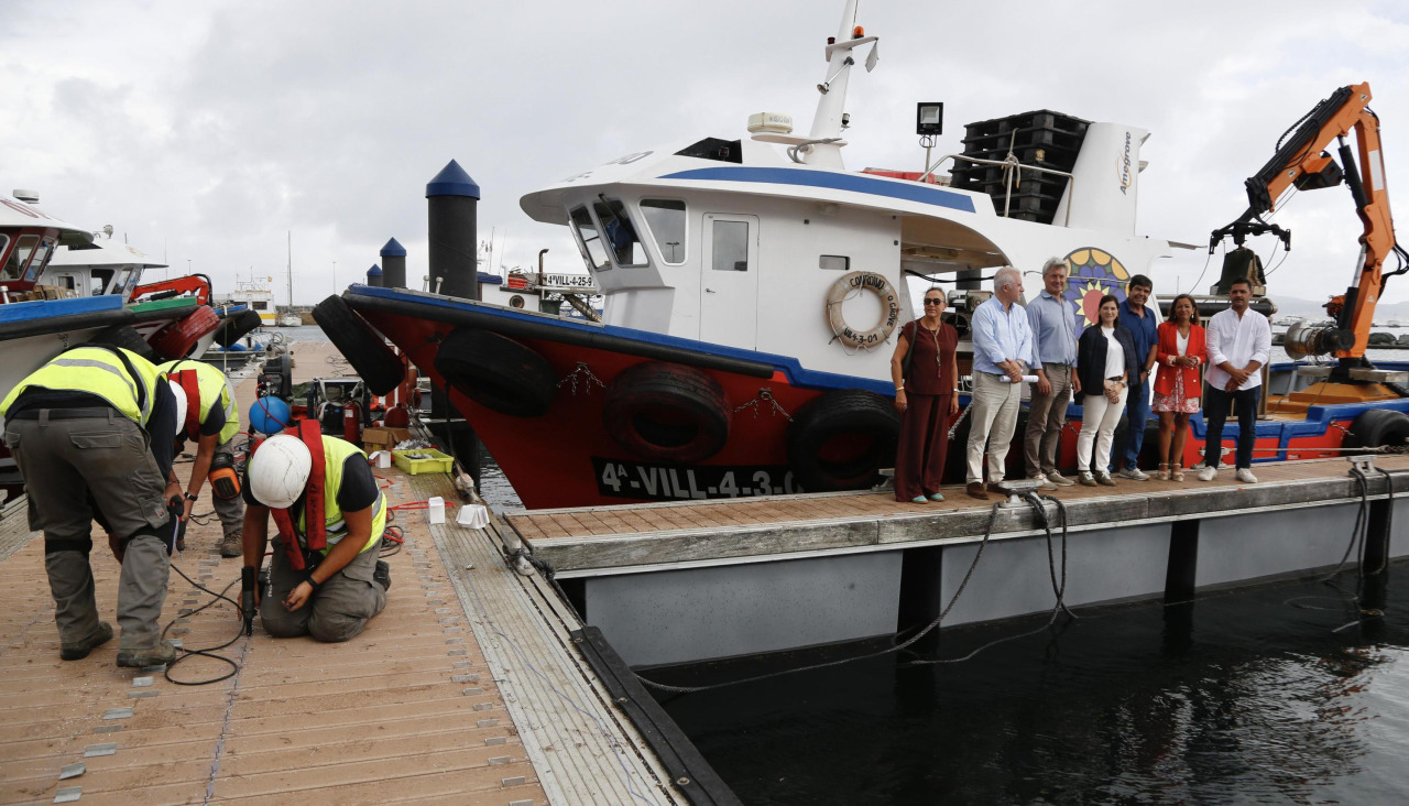 La conselleira do Mar, Marta Villaverde, acompañada del alcalde, José Cacabelos, y otros representantes autonómicos y municipales en su visita a los trabajos en uno de los puertos de O Grove | Mónica ferreirós