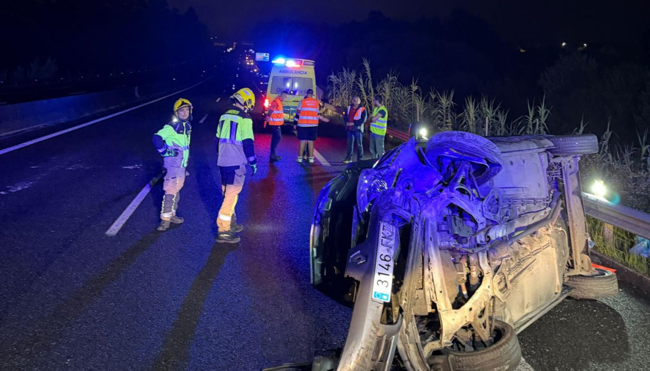 El vehículo acabó volcado sobre la calzada