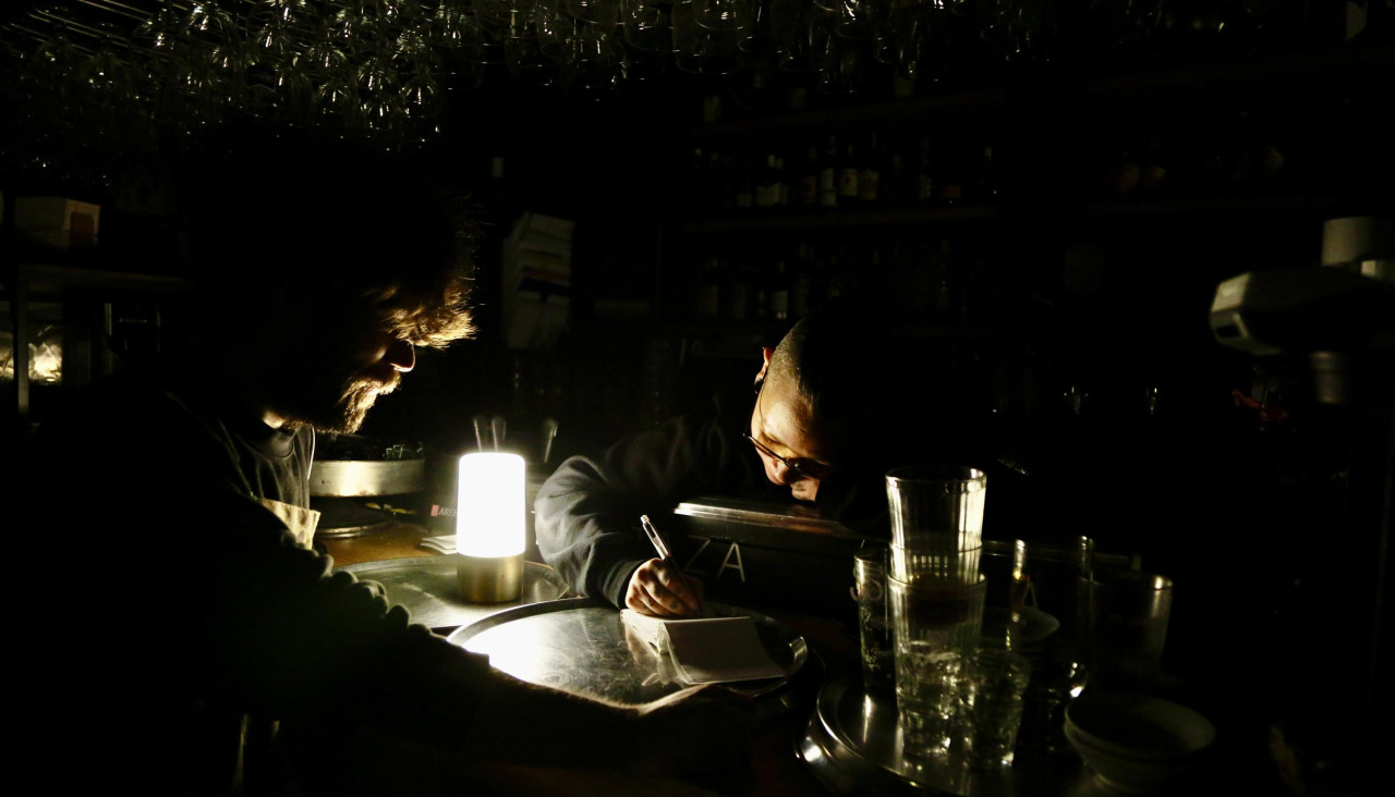 Linternas contra la falta de luz en una imagen de archivo del gran apagón