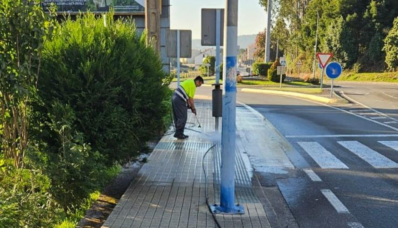 O Grove inicia un plan de limpieza en sus calles y vías tras el uso y desgaste del verano