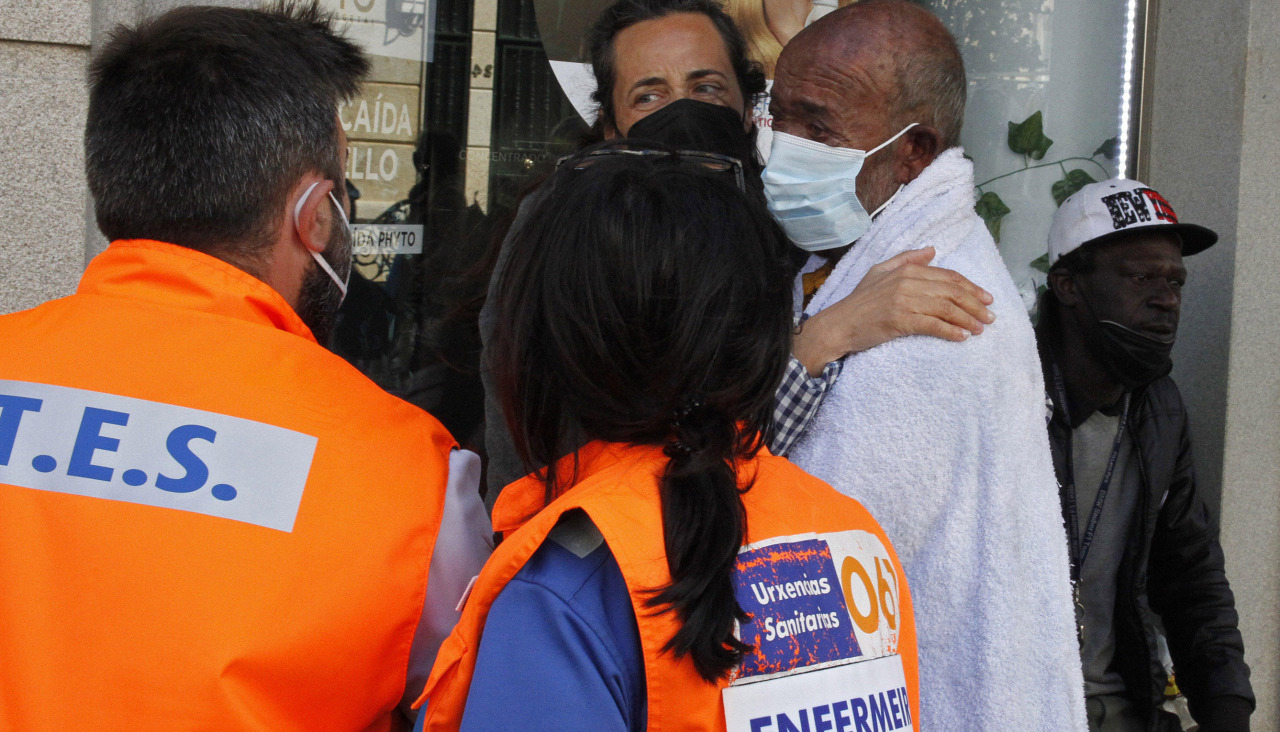 Trasladan a tres personas al Hospital por inhalar humo tras un incendio ...