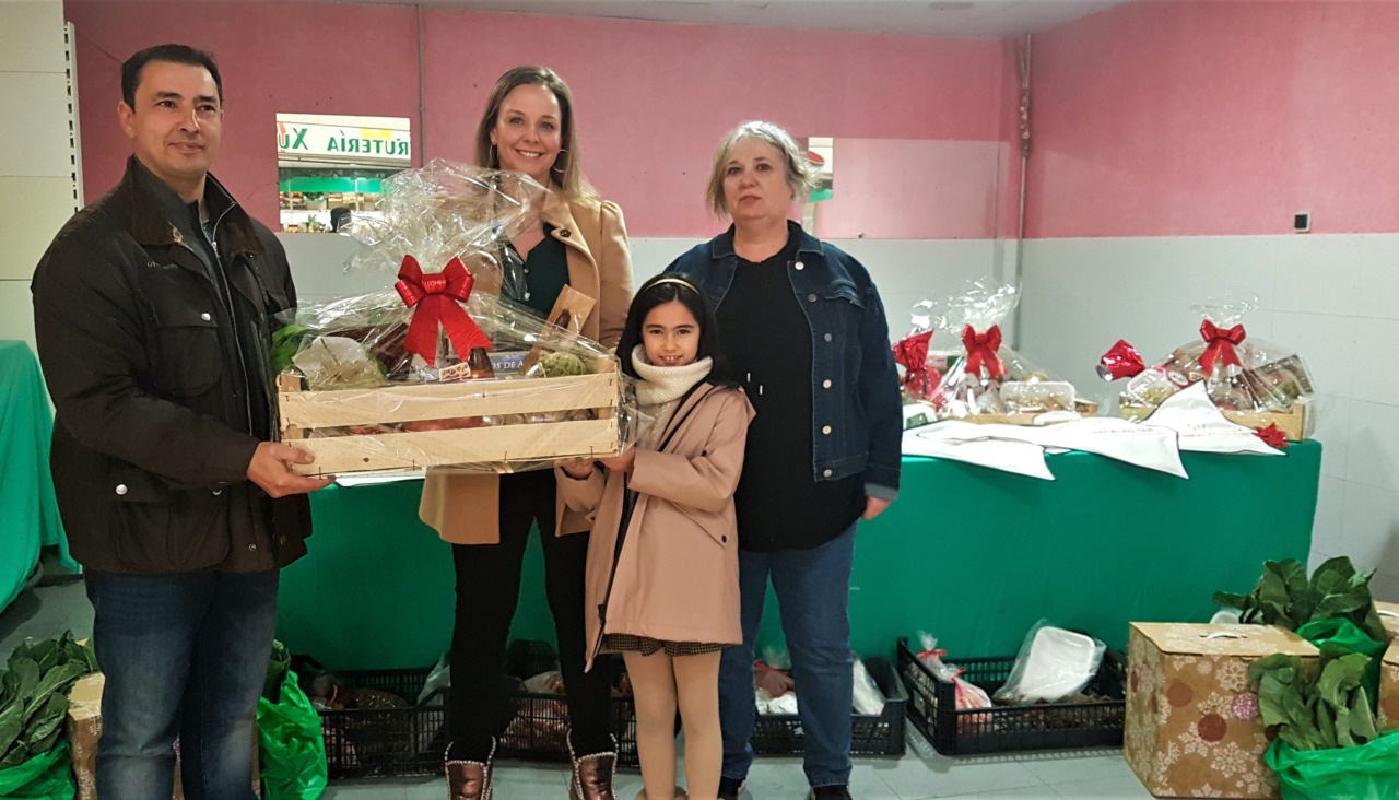 Entrega cestas Nadal persoas gau00f1adoras III Concurso de Embelecemento de Balcu00f3ns e Fachadas. Santa Cruz de Lesu00f3n