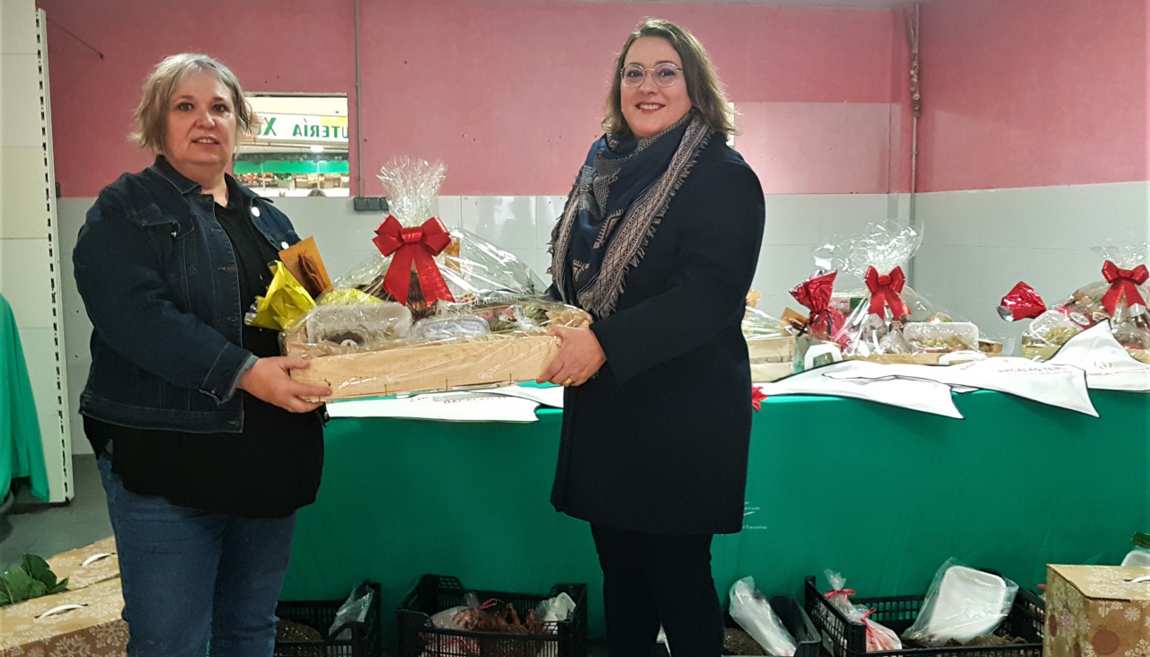 Entrega cestas Nadal persoas gau00f1adoras III Concurso de Embelecemento de Balcu00f3ns e Fachadas. Santa Maru00eda a Antiga do Caramiu00f1al