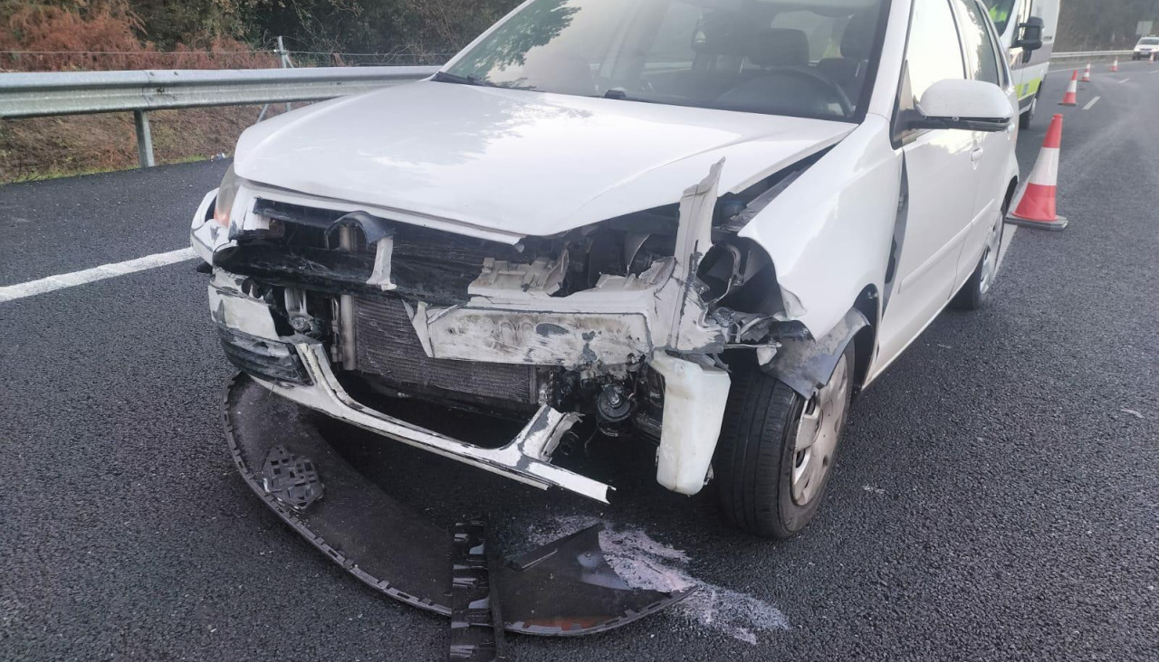 Una conductora resulta herida tras salirse de la vía y chocar contra la ...