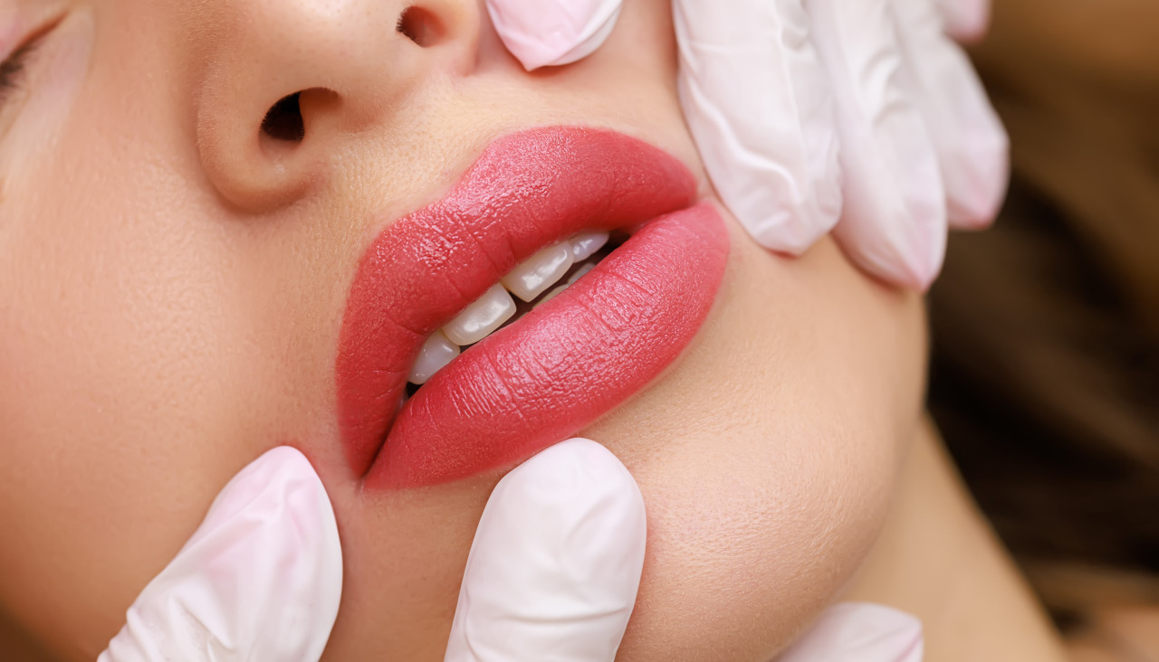 Labios chic joven modelo que realiza maquillaje labial permanente maestro estira labios modelo dedos