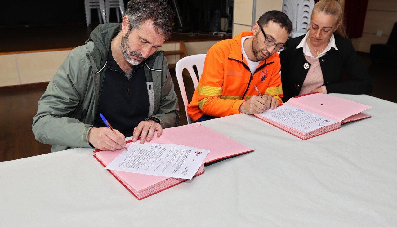 Firma convenio concello con vecinos o sixto