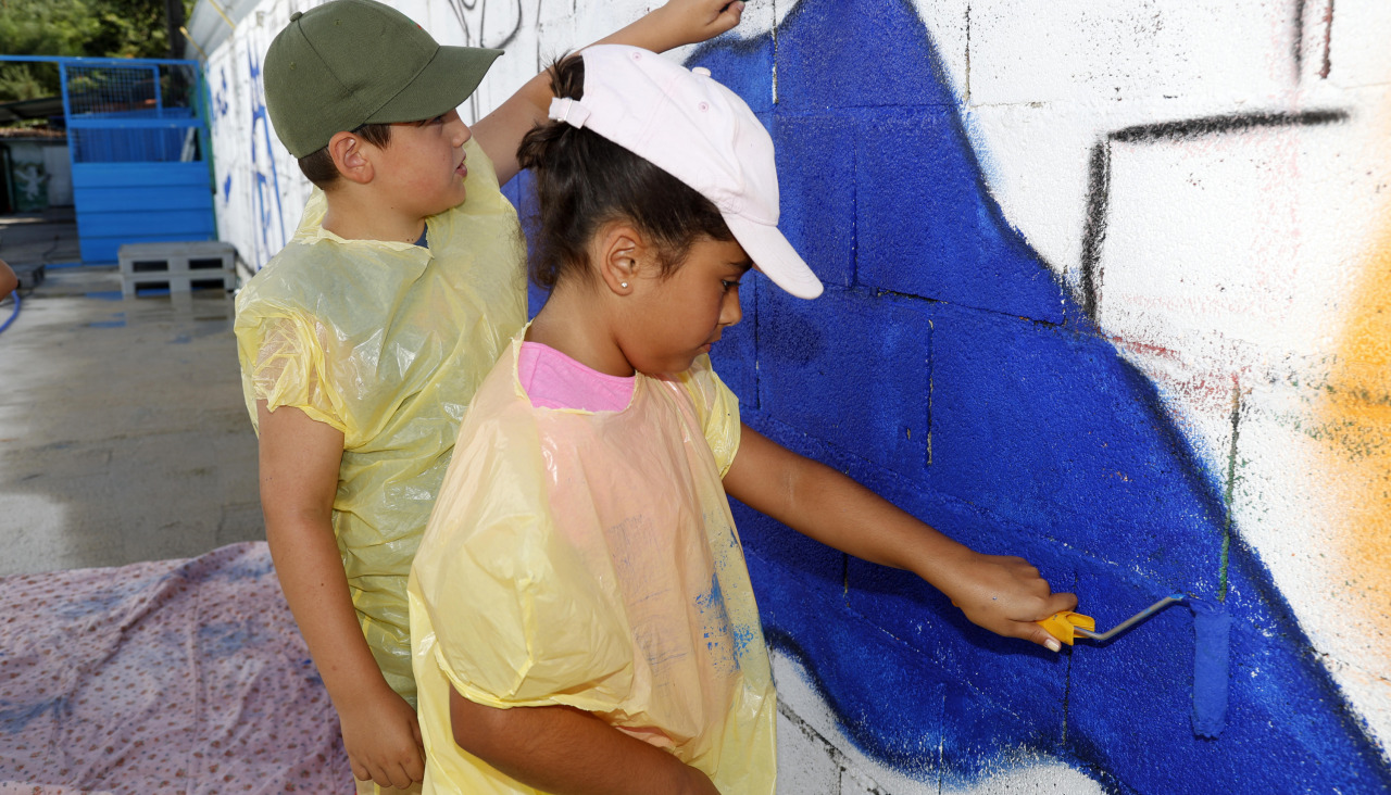Mural refugio cambados niños aniversario concello