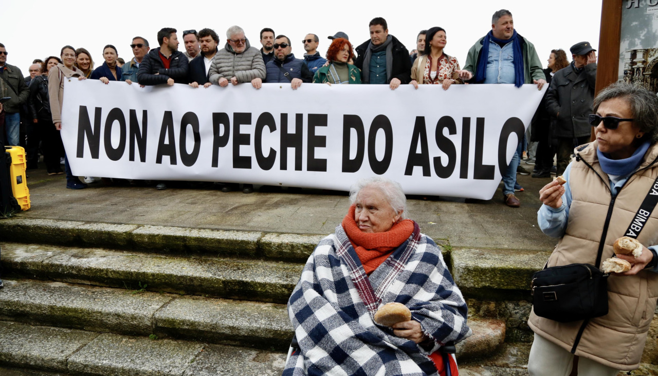 Concentración protesta asilo cambados