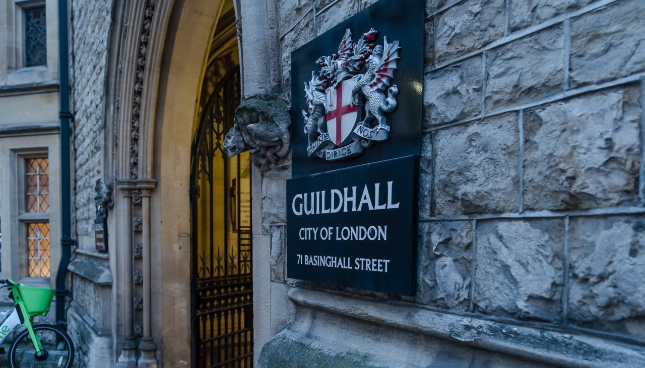 Enrique Pena fue investido como miembro en una ceremonia solemne celebrada en el Guildhall de Londres