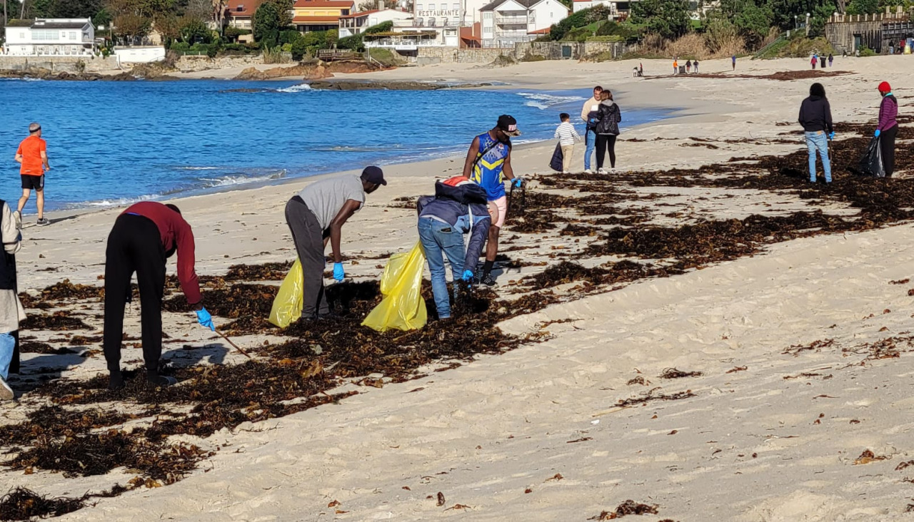 Limpeza playa migrantes Sanxenxo 1