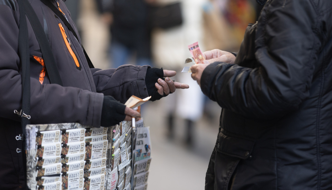 EuropaPress 5636356 persona compra decimo administracion loteria dona manolita cara sorteo 13585270
