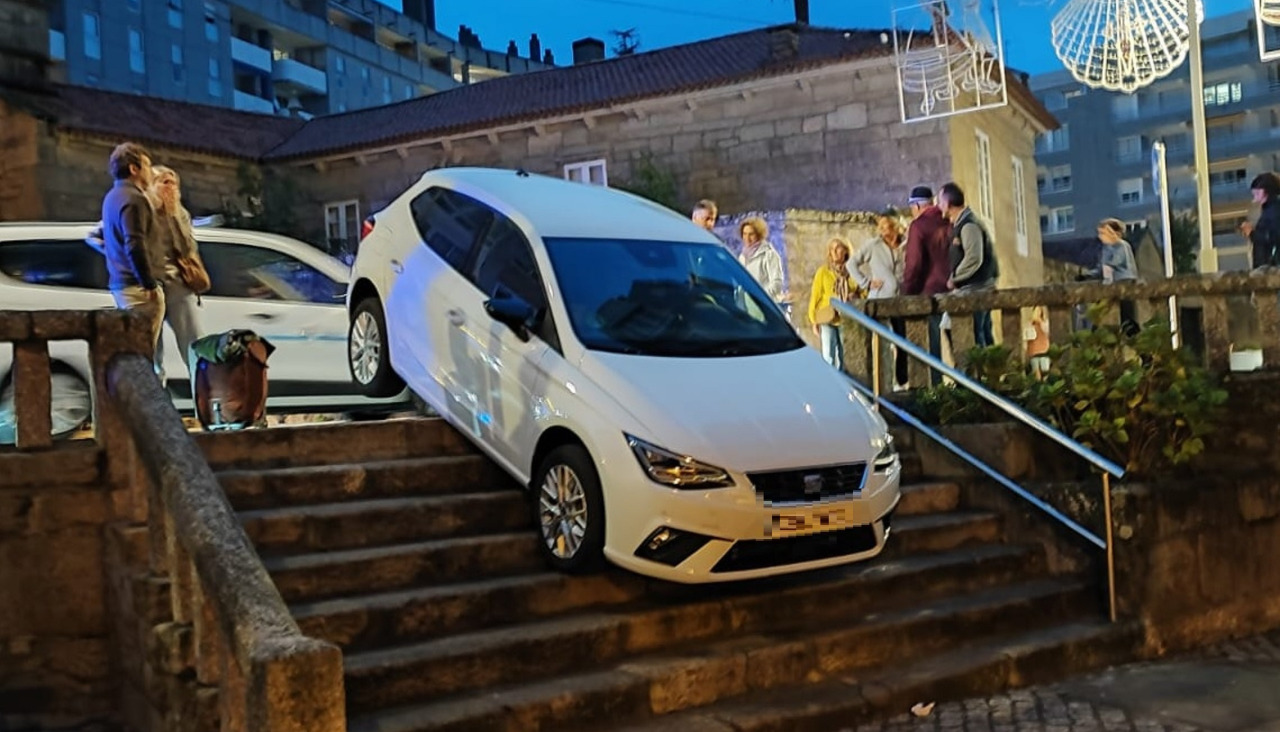 Un coche acaba atascado en unas escaleras de Sanxenxo y sus ocupantes ...