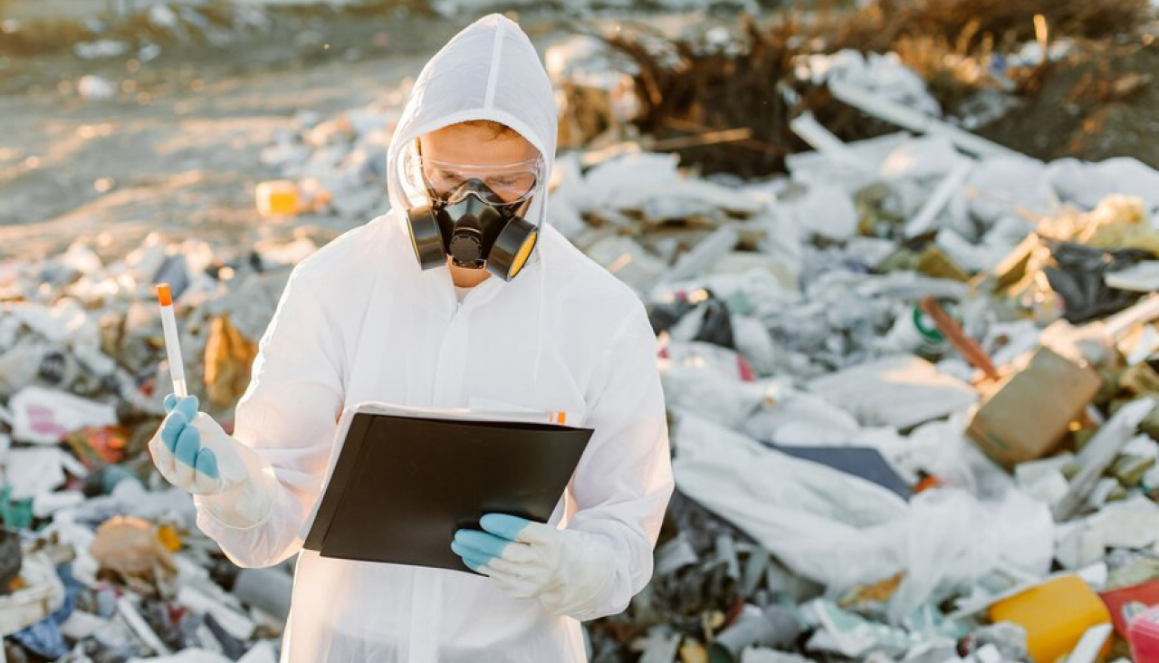 Hombre overoles pildora basura investigando concepto ecologia contaminacion ambiental 1157 48525