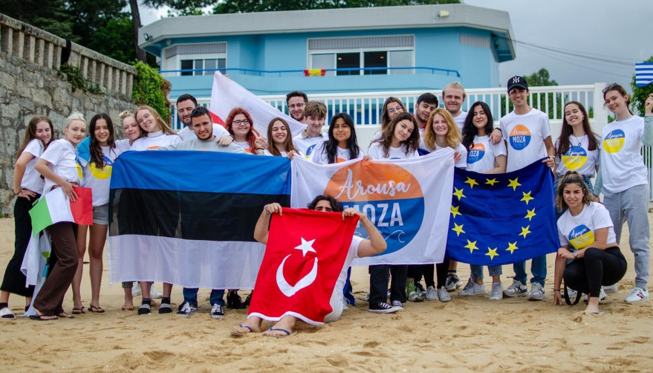 Participantes en una de las actividades que los integrantes de Arousa Moza organizan durante el año Cedida